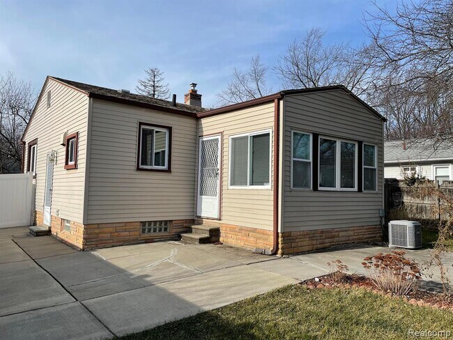 Building Photo - 4402 Woodland Ave