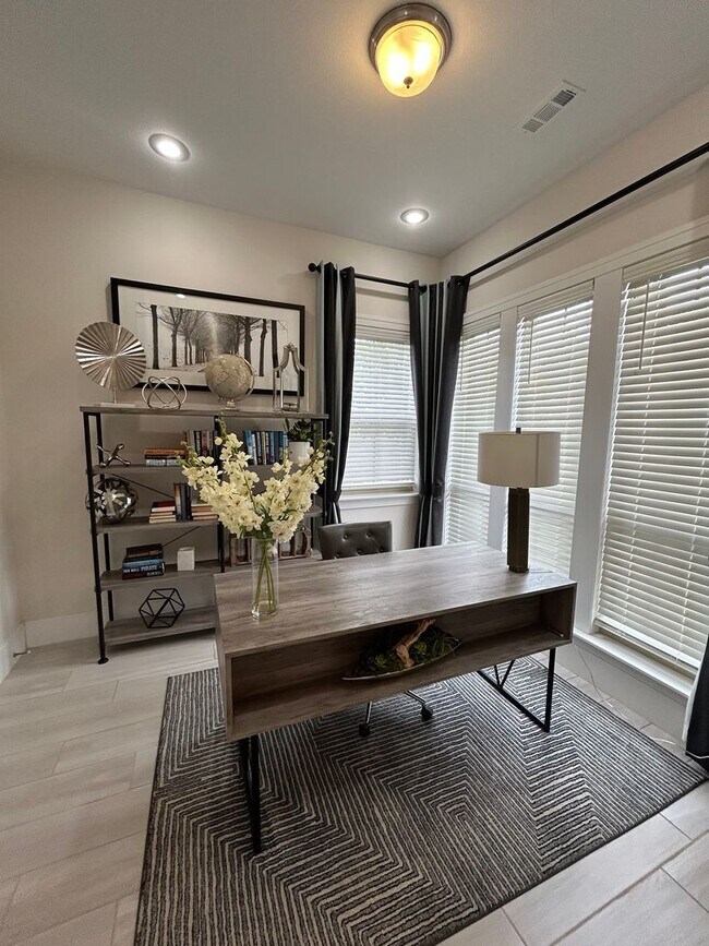 Building Photo - Fully Furnished Stylish 4-Bedroom Home