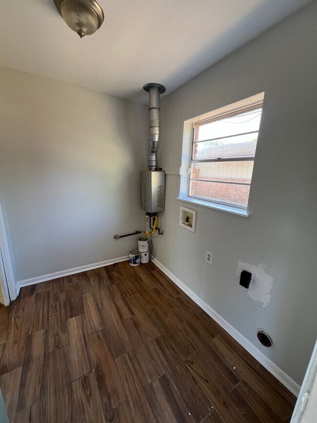 Building Photo - Remodeled 3 bed/2 bath in quiet neighborhood!