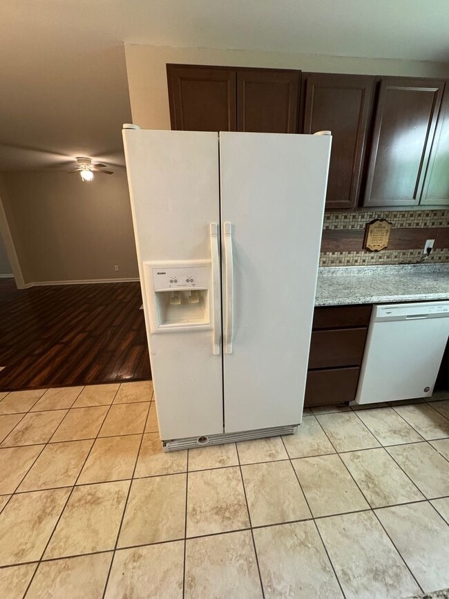 Building Photo - 2857 Lakeland Dr