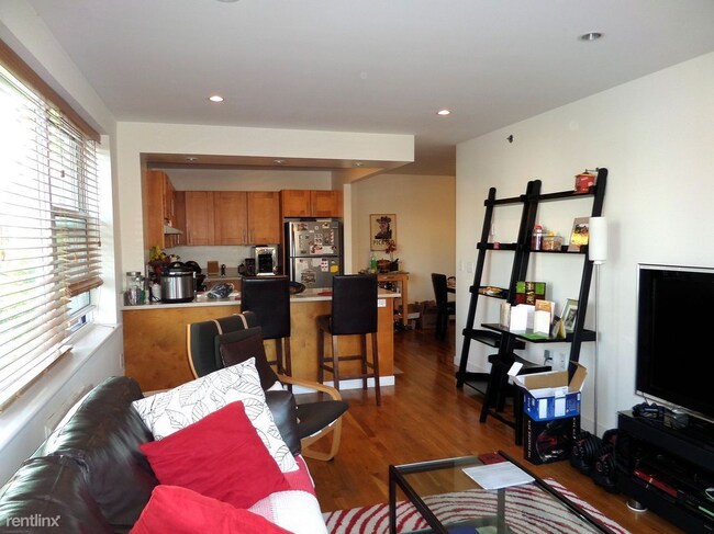 Building Photo - 1 br, 1 bath Apartment - 2556 Crescent St