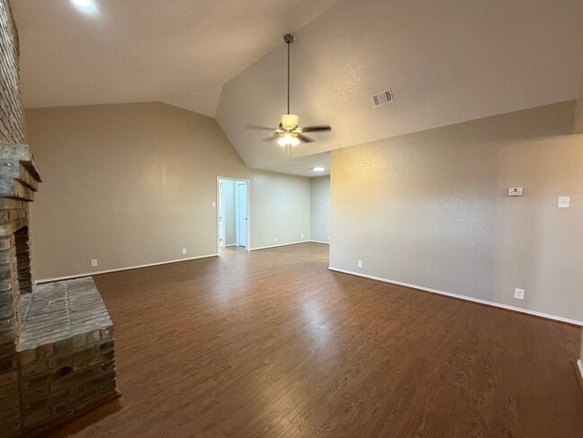 Building Photo - AVAILABLE NOW 2 BEDROOM 2 BATH TOWNHOME IN CLEBURNE
