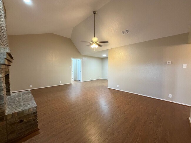 Foto del edificio - AVAILABLE NOW 2 BEDROOM 2 BATH TOWNHOME IN CLEBURNE