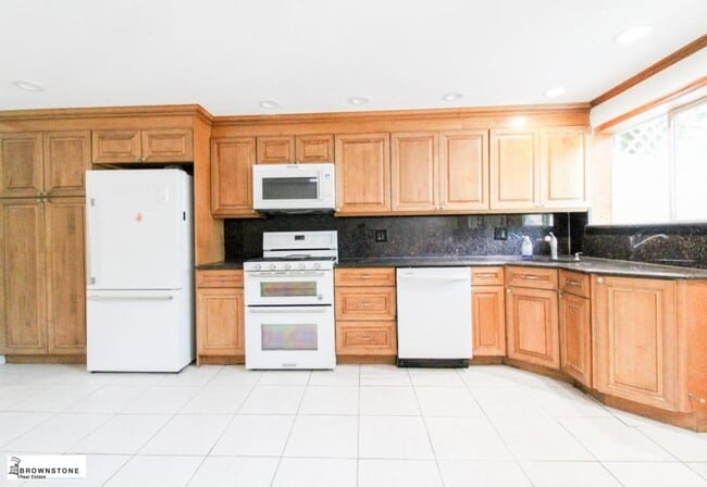 Building Photo - 3 bedroom in BROOKLYN NY 11231