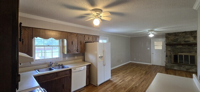 Building Photo - 204 Iris Dr