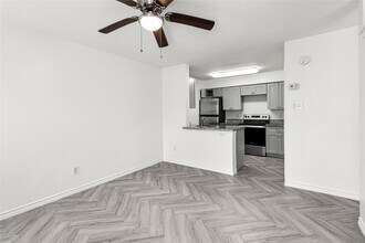 Building Photo - 3900 Woodchase Dr