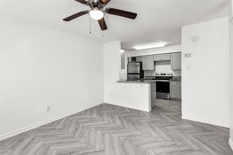 Building Photo - 3900 Woodchase Dr