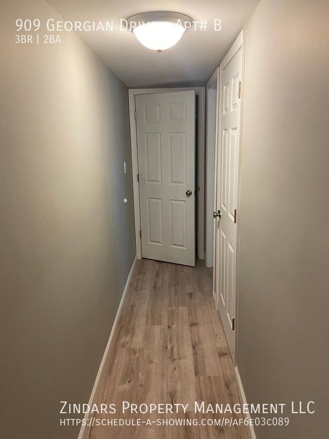 Foto del edificio - 909 Georgian Dr