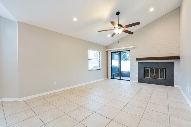 Foto del edificio - 4215 Fox Hollow Cir