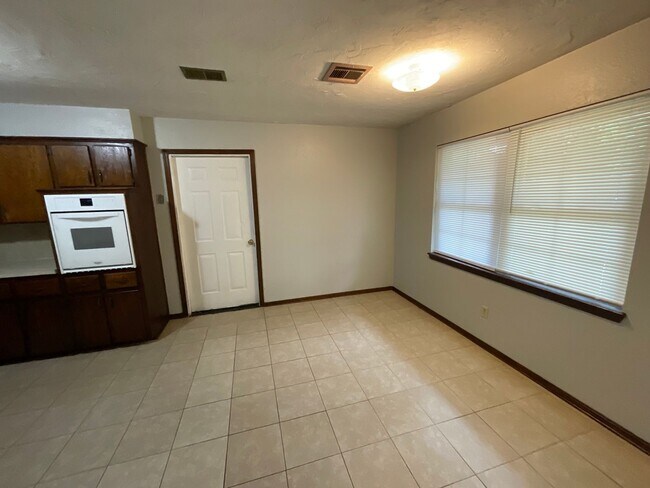 Foto del edificio - 3 Bed, 1 1/2 Bath, 1 Car Garage