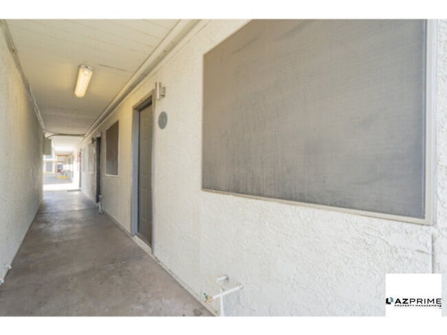 Building Photo - Welcome to this Charming 2/1 Phoenix Apart...