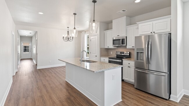 Building Photo - 3 Bedroom Townhomes Off Burbank