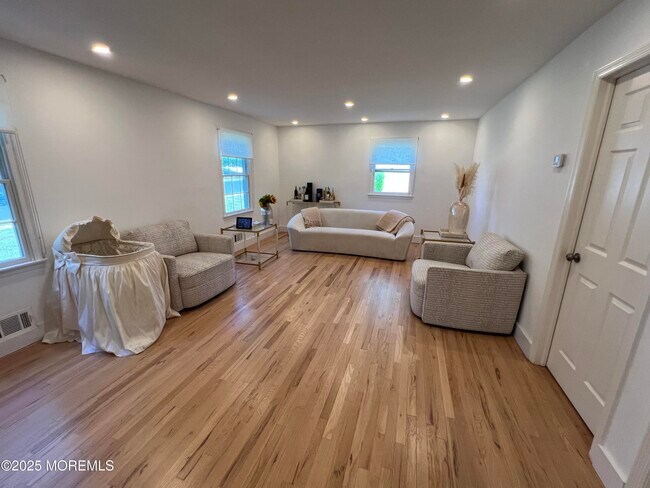 Building Photo - 534 Apple Dr