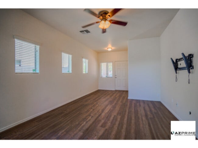 Building Photo - Discover this charming 3/2.5 townhome in Phoenix!