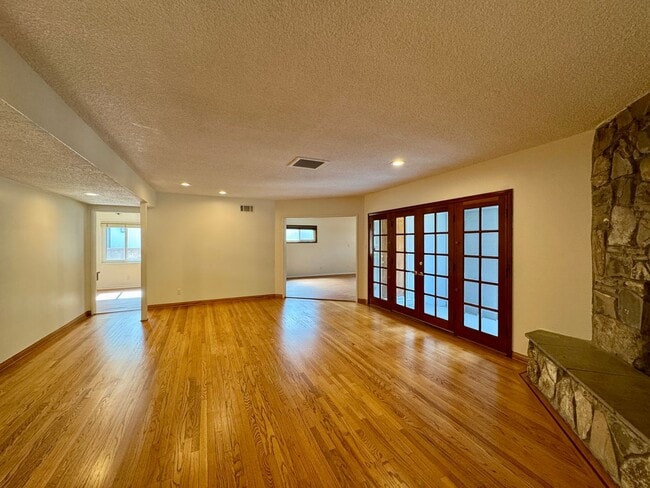 Foto del edificio - Charming 4-Bedroom Home on a Quiet Tree-Li...