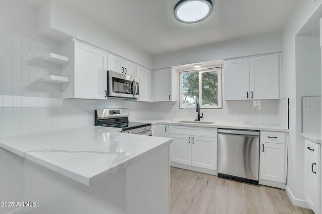 Foto del edificio - 687 N Jackson St