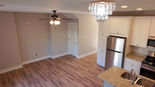 Foto del edificio - 233 Pineneedle Rd