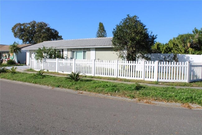 Foto del edificio - 7655 Cardiff Ct N