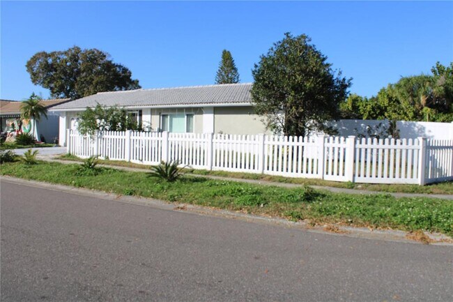 Foto del edificio - 7655 Cardiff Ct N