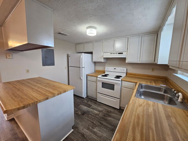 Building Photo - Efficient Townhome w/Spacious Floorplan & Convenient to Tyndall AFB! *SPECIAL: 1/2 OFF 1st Month'...