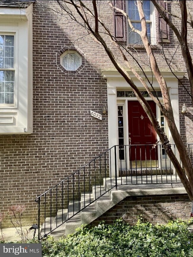 Foto del edificio - Brick-front Colonial