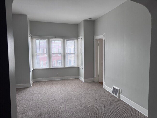 Foto del edificio - 2454 W Diversey Ave