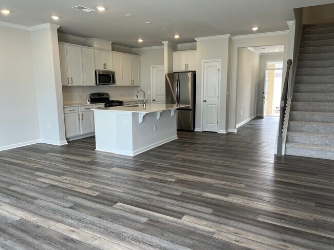 Building Photo - 5711 Woodlawn Dr