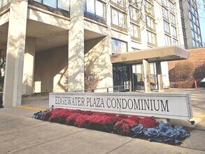 Building Photo - 5455 N Sheridan Rd