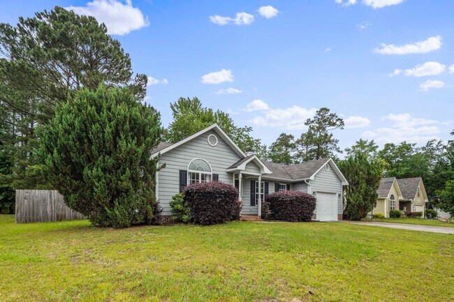 Foto del edificio - 3 Bedroom/ 2 Bath Ranch Close to Fort Bragg