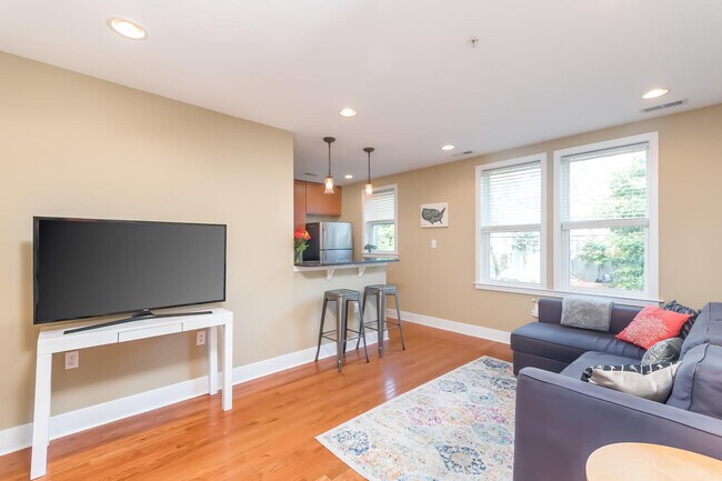 Foto del edificio - 1352 LONGFELLOW St NW