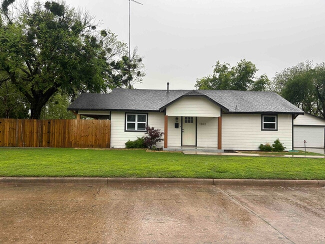 Building Photo - 1302 W Cedar Ave