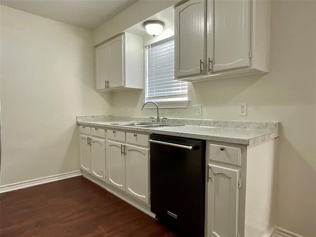 Building Photo - 4243 Bermuda Dr