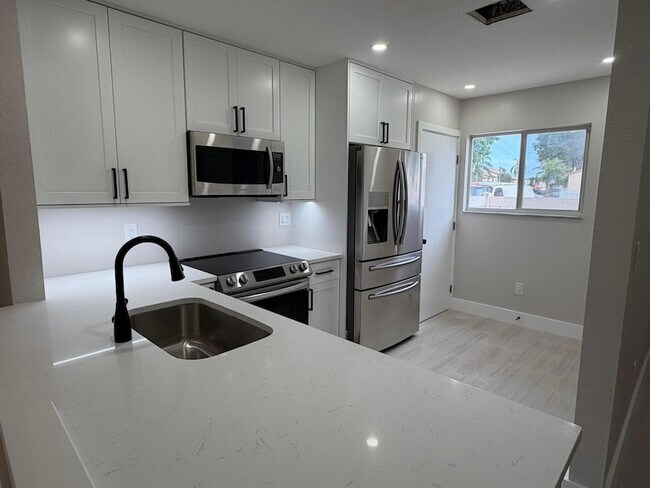 Foto del edificio - 6631 Winfield Blvd