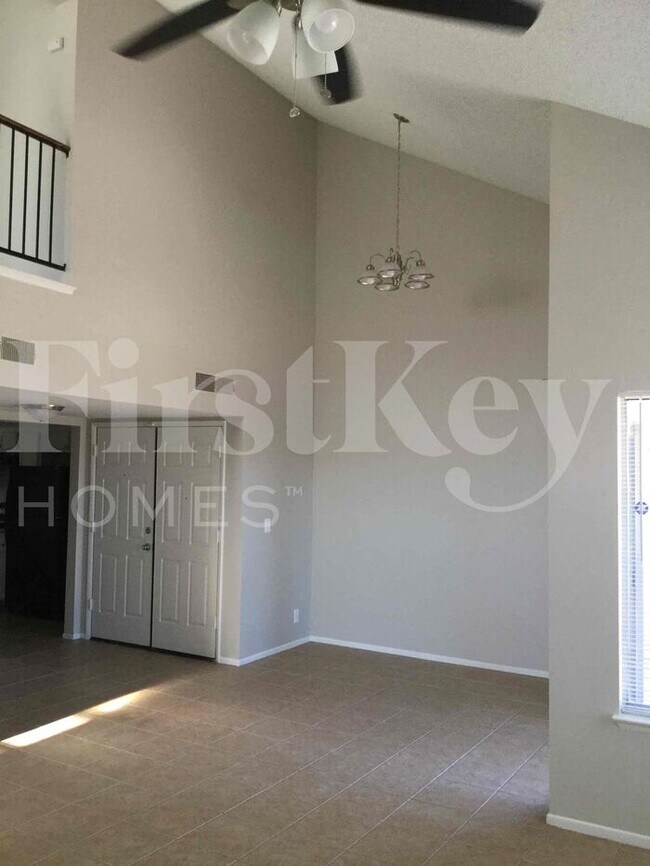Building Photo - 2368 Valley Dr