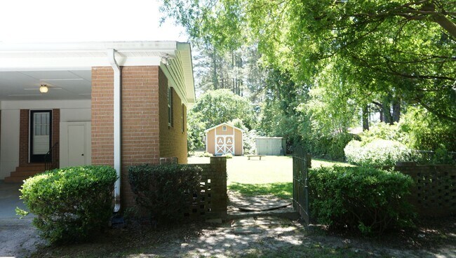 Building Photo - 3 BR 2 BA in Valdosta