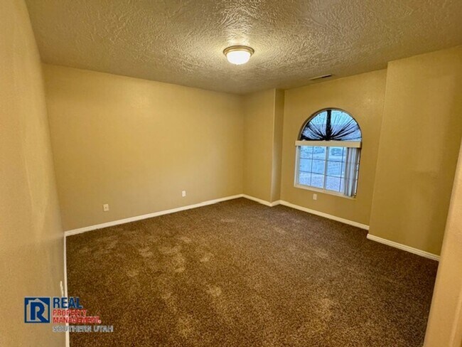 Building Photo - 4 Bedroom Home