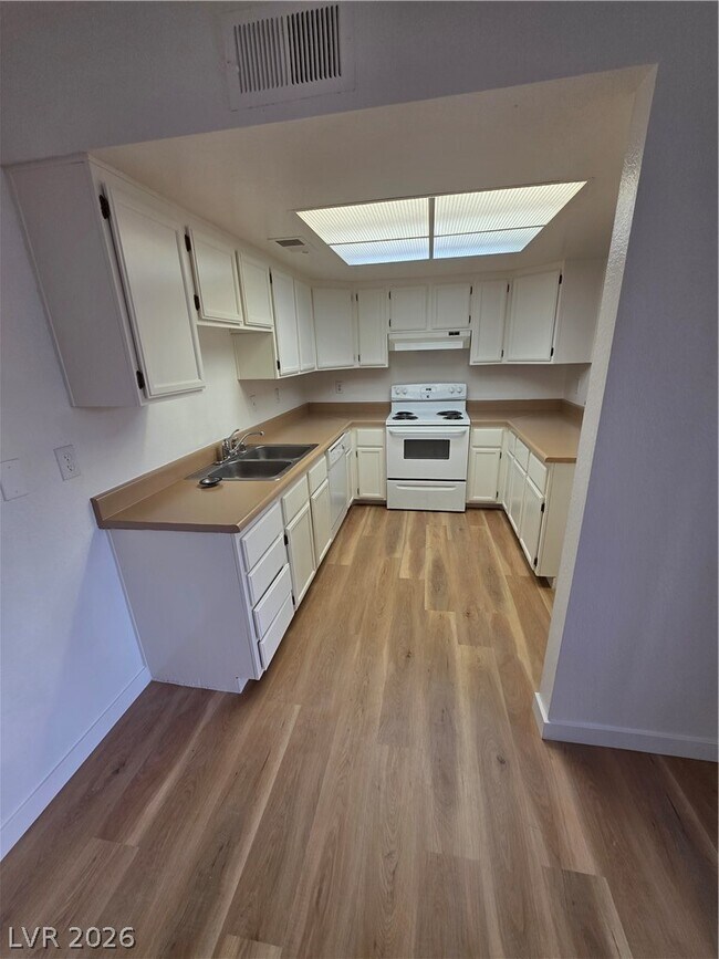 Foto del edificio - 1601 Justin Ct