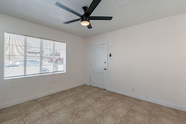 Building Photo - Two Bedrooms - Central Phoenix!