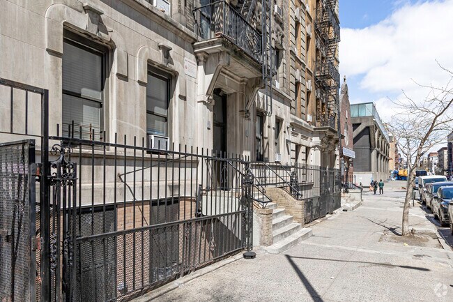 Walkway - 90 Wadsworth Ave