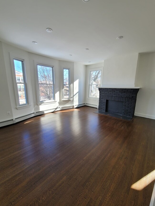 Living room - 682 Whitney Ave