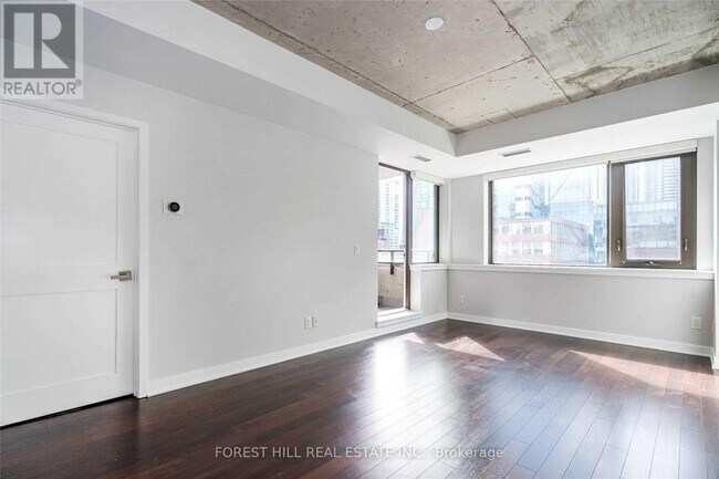 Building Photo - 400 Wellington St W