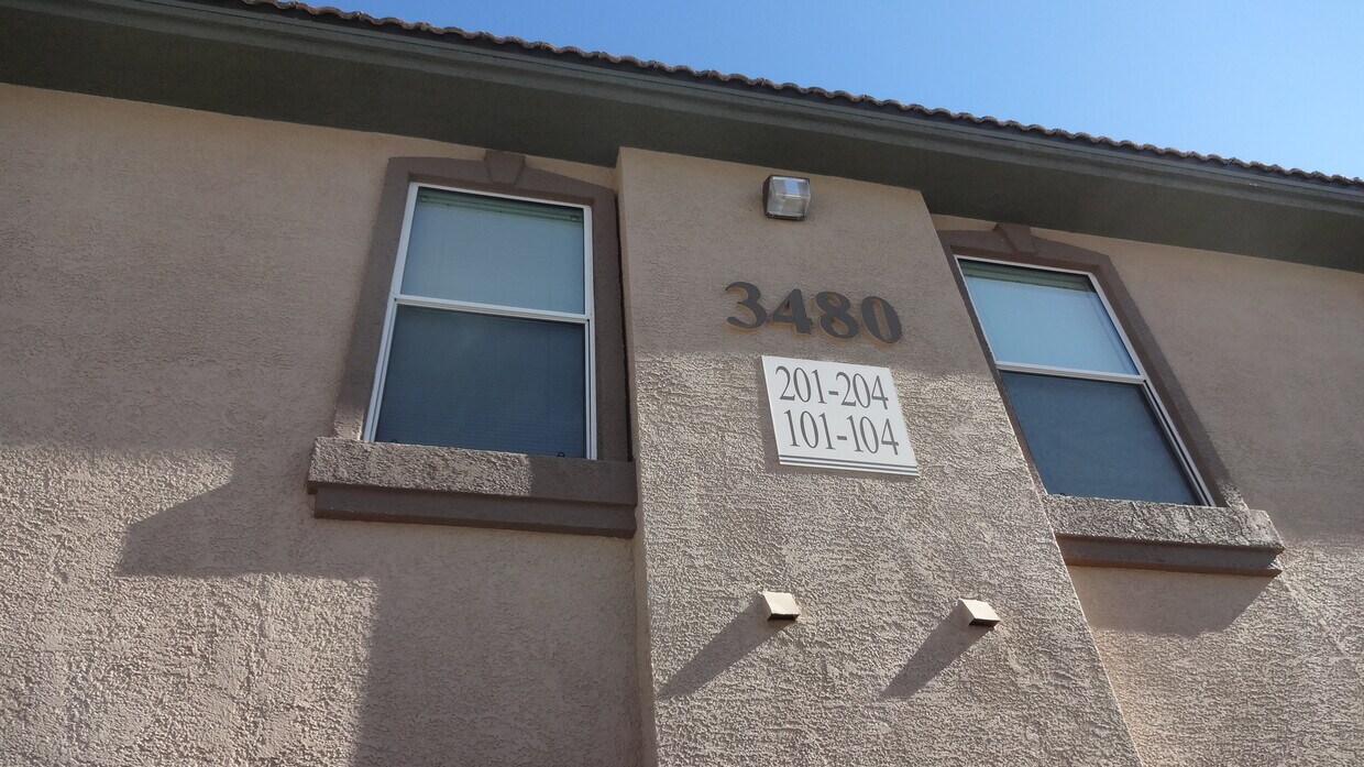 Foto principal - SECOND STORY CONDO IN GATED COMMUNITY WITH...