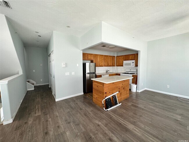 Building Photo - 205 Aquatic Pl