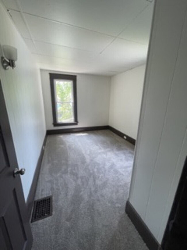 Building Photo - 308 Hess