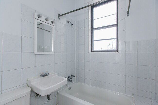 Building Photo - 540 W Armitage Ave
