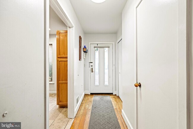 Foto del edificio - 4214 Embassy Park Dr NW