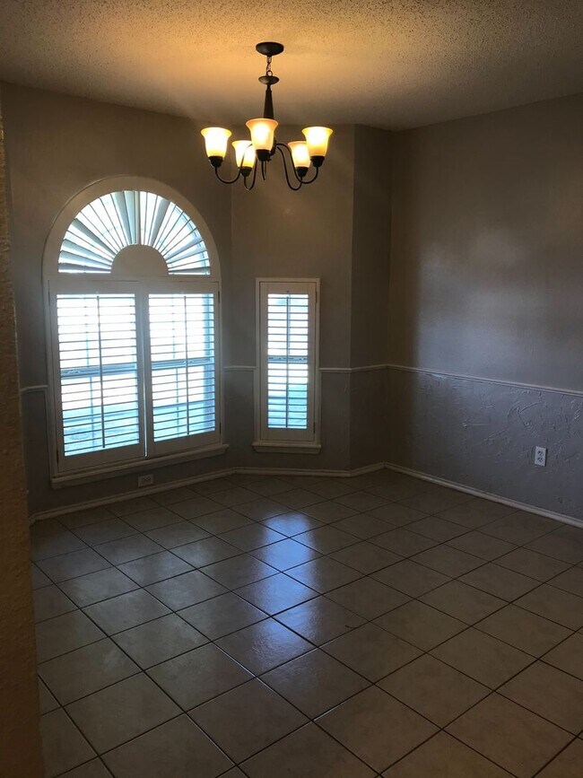 Foto del edificio - Beautiful 4 Bed 2 Bath Available June 5th!!