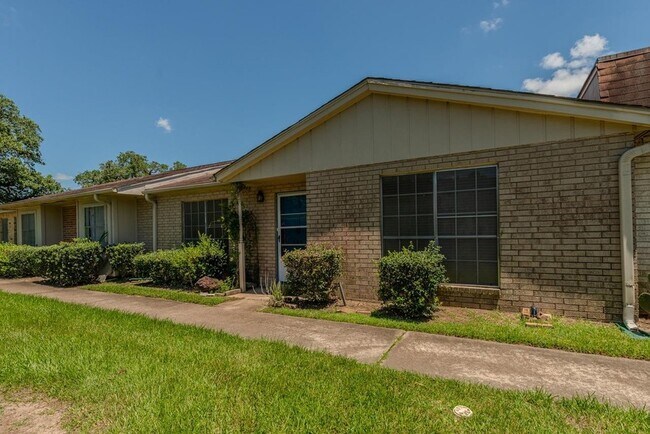 Foto del edificio - 349 Pinchback Rd