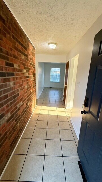 Building Photo - EAST - SPRAWLING 3 BEDROOM / 2 BATH RANCH AVAILABLE NOW!