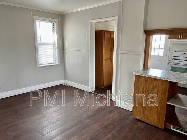 Foto del edificio - 212 W 9th St